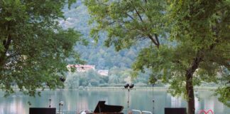 Incanto Bollani nel concerto al tramonto sul lago