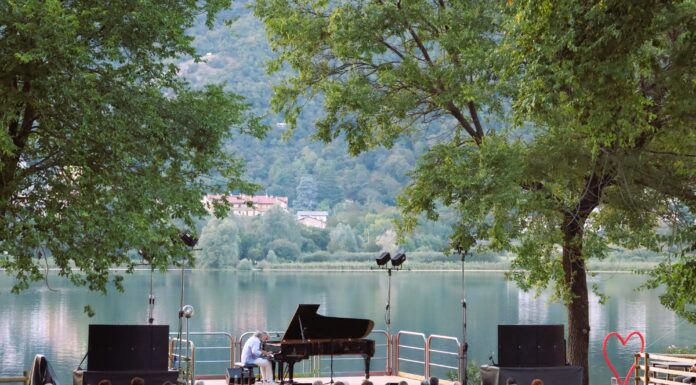 Incanto Bollani nel concerto al tramonto sul lago